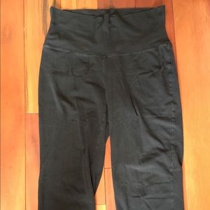 Old Navy Maternity Roll over Workout capris- Black